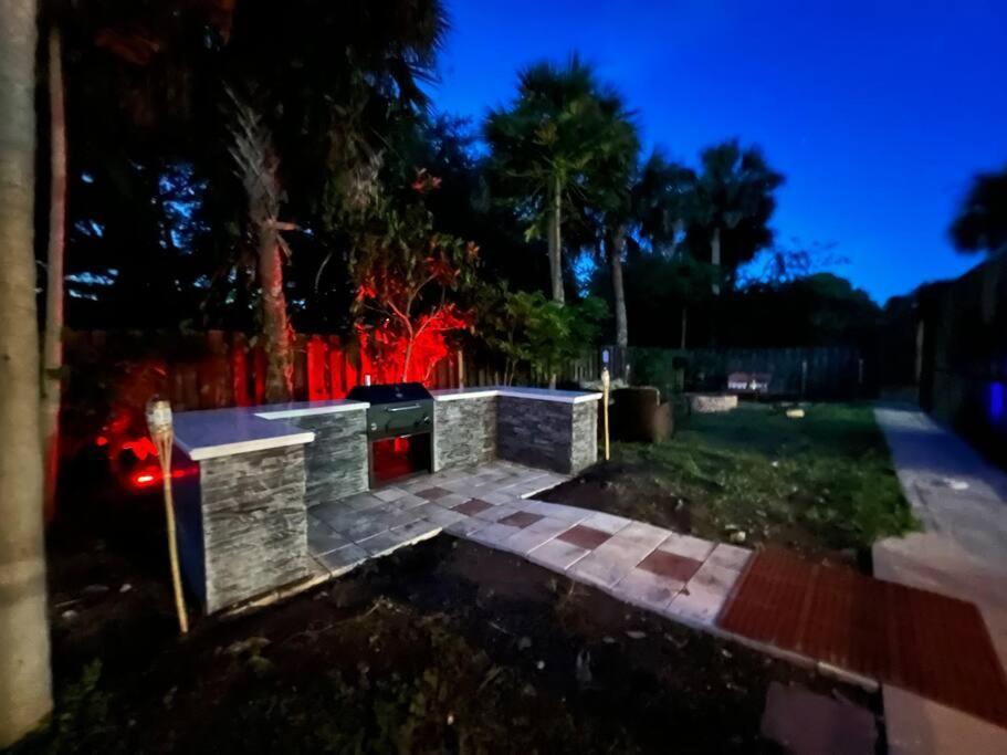 Villa Poolside Cocoa Oasis W/ Tiki Bar! Frontenac Esterno foto
